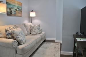 Χώρος καθιστικού στο The Ultimate Lakewood Retreat!