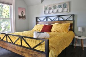 Ένα ή περισσότερα κρεβάτια σε δωμάτιο στο The Ultimate Lakewood Retreat!