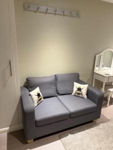 O zonă de relaxare la Cosy 1 bedroom Studio Retreat 5 Minutes from Gatwick Airport