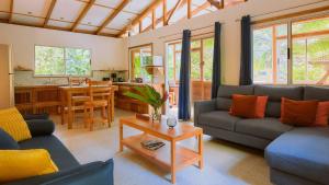 蓬塔乌巴Casa Amarilla in Playa Chiquita - with shared swimming pool -的有两张沙发和一张桌子的客厅