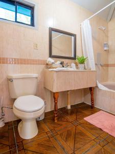 Ένα μπάνιο στο Bonsai Rentals - West Bay Private Rooms