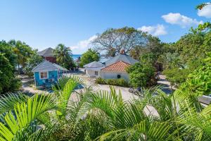 Un jardín fuera de Cozy Room Sleeps2with a small sofabed Shared Pool Walk2 Beach