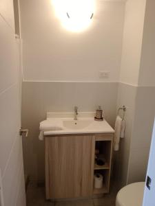 Ένα μπάνιο στο Loft vista 23 zona 10 parqueo balcón gym