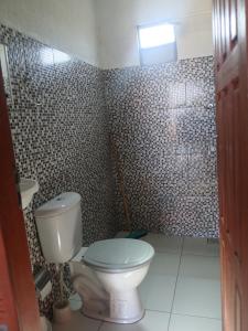 a bathroom with a toilet and a shower at Chalé 01 cantinho do ceu in Santo Amaro