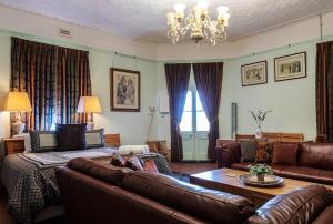 un soggiorno con un divano e un letto di The Brookton a Brookton