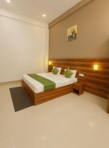 Postel nebo postele na pokoji v ubytování Hotel Urban Zip Affordable - #Near Prem Mandir #Chaar Dham -