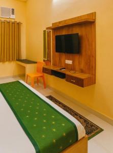 TV a/nebo společenská místnost v ubytování Hotel Urban Zip Affordable - #Near Prem Mandir #Chaar Dham -