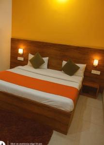 Postel nebo postele na pokoji v ubytování Hotel Urban Zip Affordable - #Near Prem Mandir #Chaar Dham - + 7 fotografií