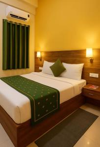 Postel nebo postele na pokoji v ubytování Hotel Urban Zip Affordable - #Near Prem Mandir #Chaar Dham -