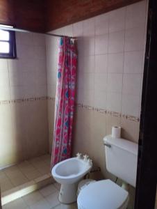 een badkamer met toilet en douchegordijn bij Quinta La Nubia in Paso de la Patria