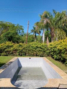 uitzicht op een zwembad in een park met palmbomen bij Quinta La Nubia in Paso de la Patria +14 foto's