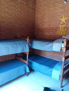 twee stapelbedden in een kamer met een ster aan de muur bij Quinta La Nubia in Paso de la Patria