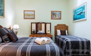 una camera con due letti e un cane steso su di loro di The Brookton a Brookton