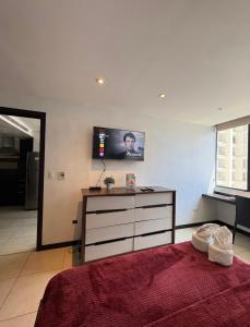 Телевизор и/или развлекательный центр в Bellini Luxury Suite - Recorrelo Stay