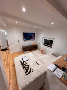 a living room with a large bed in a room at Superbe T3 lumineux à louer à Bidart, proche océan et centre ville in Bidart