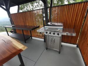 Gril dostupný pro hosty v chaty
