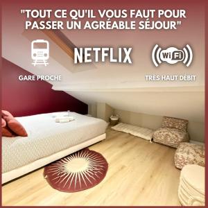 mała sypialnia z łóżkiem i krzesłem w obiekcie T2 Neptune x4 people NEW Gare parilly w mieście Vénissieux