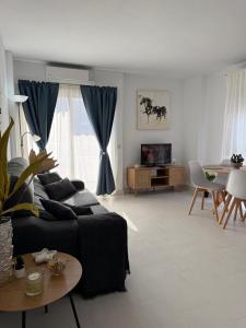 un soggiorno con un divano e un tavolo di Minerva 518- Garden View a Benalmádena