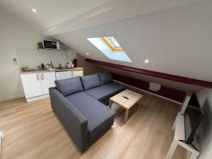 salon z niebieską kanapą i oknem w obiekcie T2 Neptune x4 people NEW Gare parilly w mieście Vénissieux