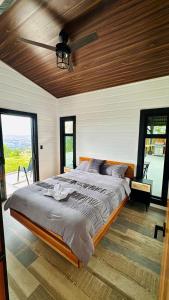 Postel nebo postele na pokoji v ubytování Paraiso Terrenal Chalet + 30 fotografií