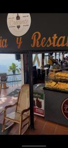 ein Restaurant mit einem Stuhl und einem Tisch mit Gebäck in der Unterkunft Hotel Boutique El Paisaje in Santa Bárbara