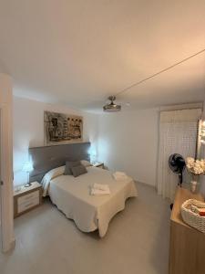 una camera da letto con un letto grande e due comodini di Minerva 518- Garden View a Benalmádena Altre 7 foto