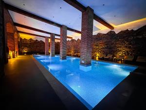 Santa Lucía Milpas AltasLe Suisse Spa的一座大型游泳池,位于一座景观建筑中