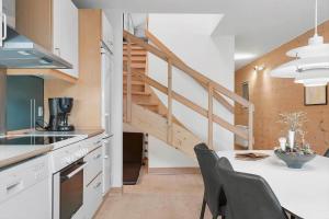 Η κουζίνα ή μικρή κουζίνα στο 7726-Hvide-Sande-Slusen-26