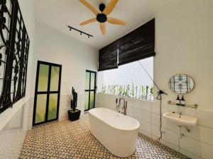 baño con bañera y lavamanos y ventilador de techo en 1917 By MUO, en Muar 39 fotos más