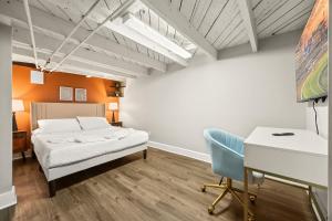 Postel nebo postele na pokoji v ubytování Cozy New Albany Home Near Vibrant Louisville + 59 fotografií