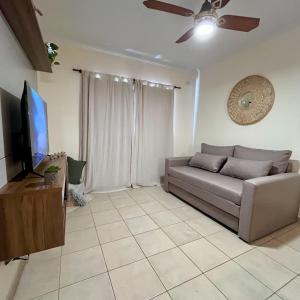 维拉卡洛斯帕兹Departamento céntrico con cochera Muy cómodo cerca de todo的配有沙发和平板电视的客厅