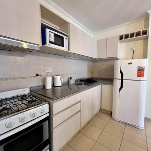 维拉卡洛斯帕兹Departamento céntrico con cochera Muy cómodo cerca de todo的配有白色家电和白色冰箱的厨房