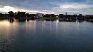 Výhled na řeku, která protéká v blízkosti apartmánu