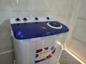 a white trash can with a blue top at Mi pueblo Hostal Nahuizalco in Nahuizalco
