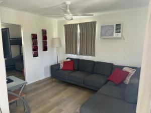 un salon avec un canapé et une table dans l'établissement Maclean Riverside Cabin Park, à Maclean