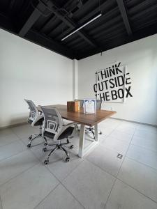 グアダラハラにあるFurnished loft in Ciudad Granja with balconyのデスク(椅子2脚付)