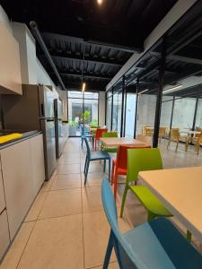 グアダラハラにあるFurnished loft in Ciudad Granja with balconyのテーブルと椅子と窓のあるダイニングルーム