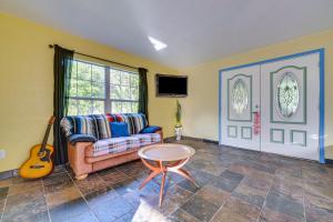 Un televizor și/sau centru de divertisment la 1 Mi to Historic Dtwn Sanford! Pet-Friendly Unit