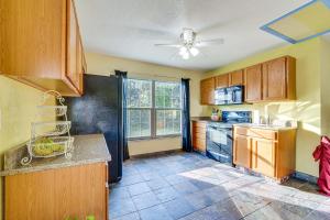 O bucătărie sau chicinetă la 1 Mi to Historic Dtwn Sanford! Pet-Friendly Unit