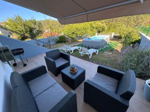 un patio con 2 divani, un tavolo e un tavolo di Casa Carmen e do Hilario a Ponte Do Porto