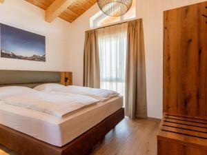 a bedroom with a bed and a window at Grebenzen Lodge 51 in Sankt Lambrecht
