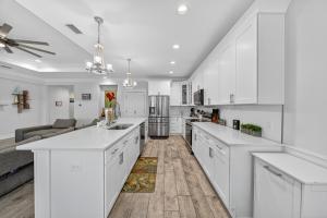 Η κουζίνα ή μικρή κουζίνα στο New Construction - West End PCB - Gated Neighborhood - FLPCB63