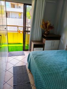 En eller flere senge i et værelse på apto Itapema vista ao mar