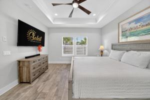 Ένα ή περισσότερα κρεβάτια σε δωμάτιο στο New Construction - West End PCB - Gated Neighborhood - FLPCB63