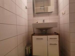 baño pequeño con lavabo y armario en one bedroom apartment, en Farnau 10 fotos más