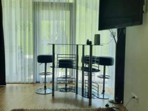 Habitación con mesa con taburetes y TV. en one bedroom apartment, en Farnau