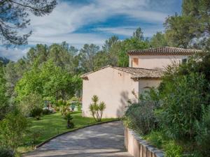 Un camino que conduce a una casa en un jardín. en Lena, en Bargemon