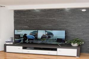 einen Flachbild-TV im Wohnzimmer in der Unterkunft Apartments Oaza- One Bedroom Apartment in Daruvar