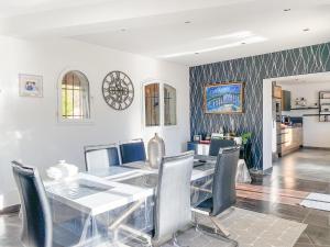 Un comedor con una mesa de cristal y sillas. en Lena, en Bargemon