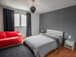 Un dormitorio con una cama y un sofá rojo. en Lena, en Bargemon 21 fotos más